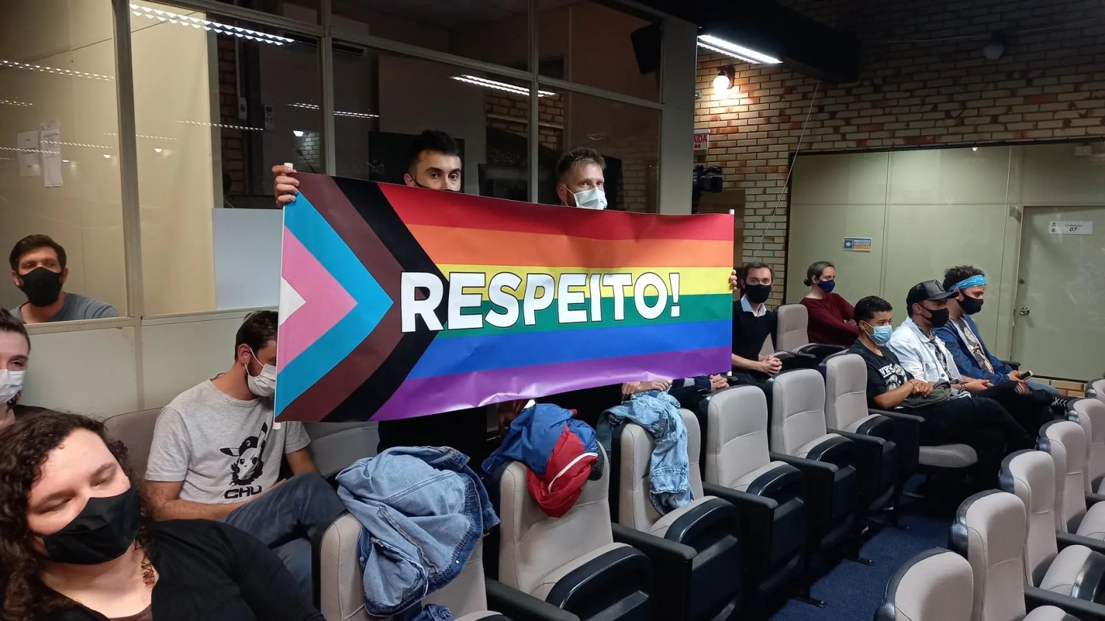 Grupo LGBTQIA+ realiza manifesto na C&acirc;mara de Brusque 