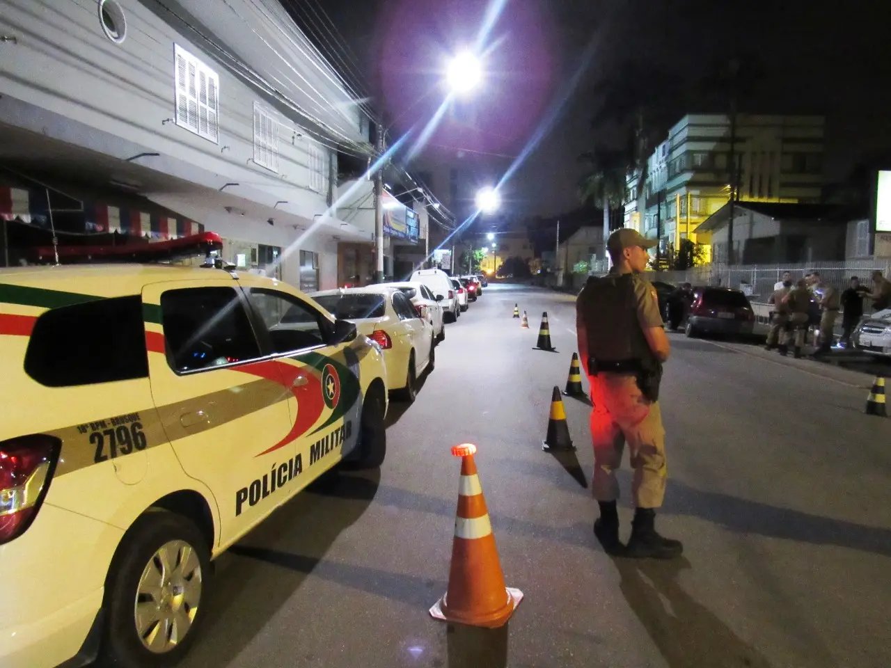 Pol&iacute;cia Militar prende tr&ecirc;s pessoas em Brusque