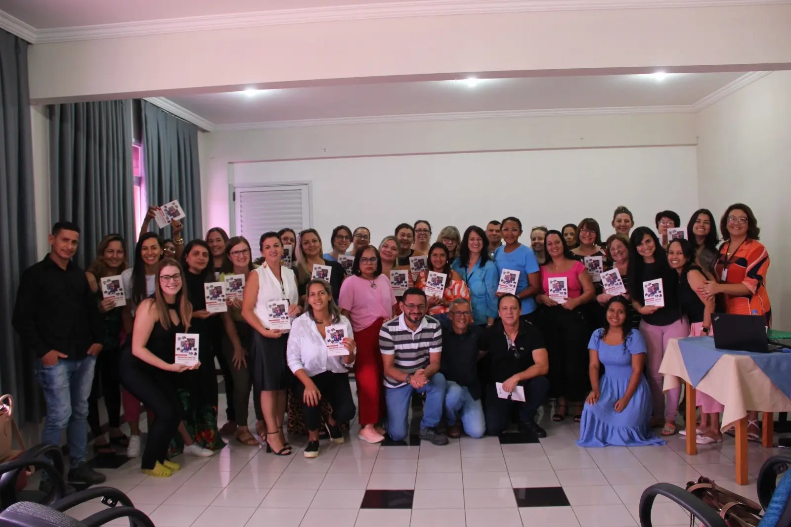 Professor de Brusque apresenta livro e relata experi&ecirc;ncia com filho autista