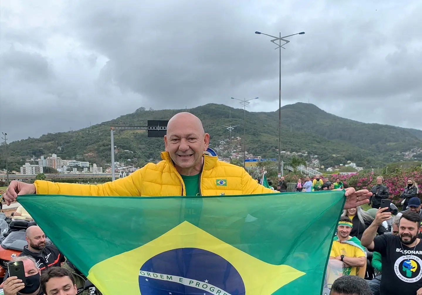 Com Bolsonaro, Luciano Hang participa de motociata, em Florian&oacute;polis