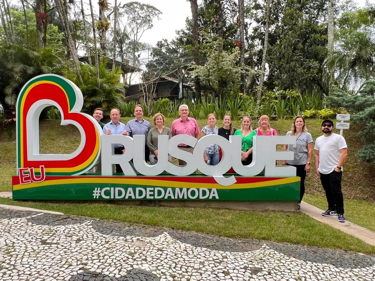 Comitiva Alem&atilde; conhece projetos realizados com abelhas em Brusque