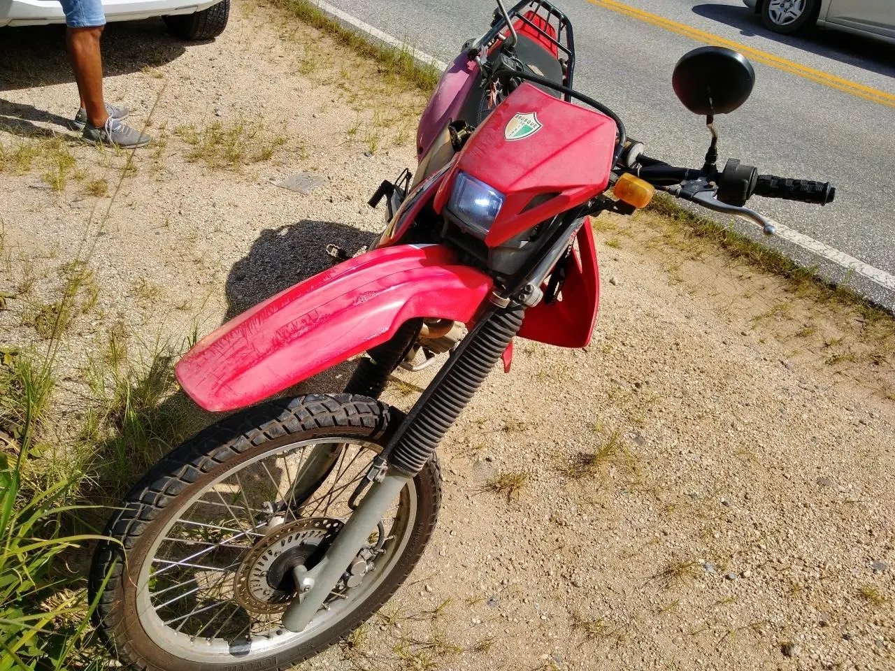 Motociclista se fere ap&oacute;s queda na rodovia