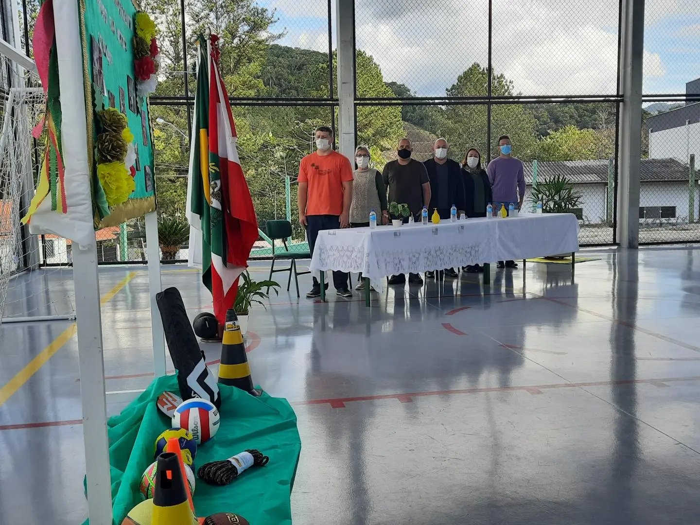(V&Iacute;DEO) Escola Cedro Alto recebe quadra coberta