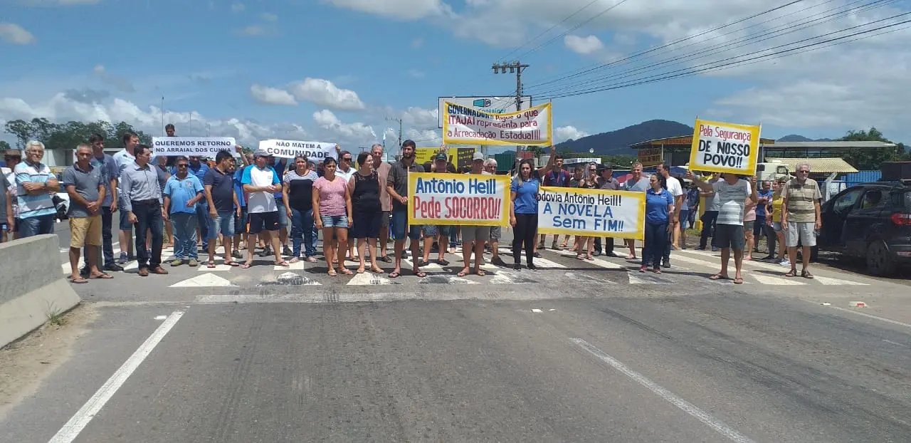 Moradores e empres&aacute;rios protestam pela demora nas obras da Ant&ocirc;nio Heil