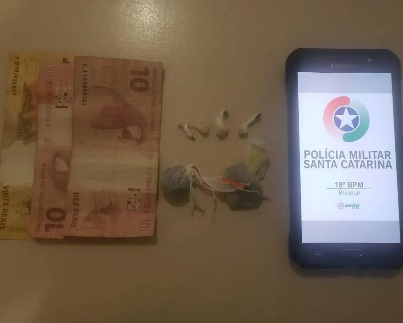 Menor &eacute; apreendido por tr&aacute;fico de drogas, em Brusque