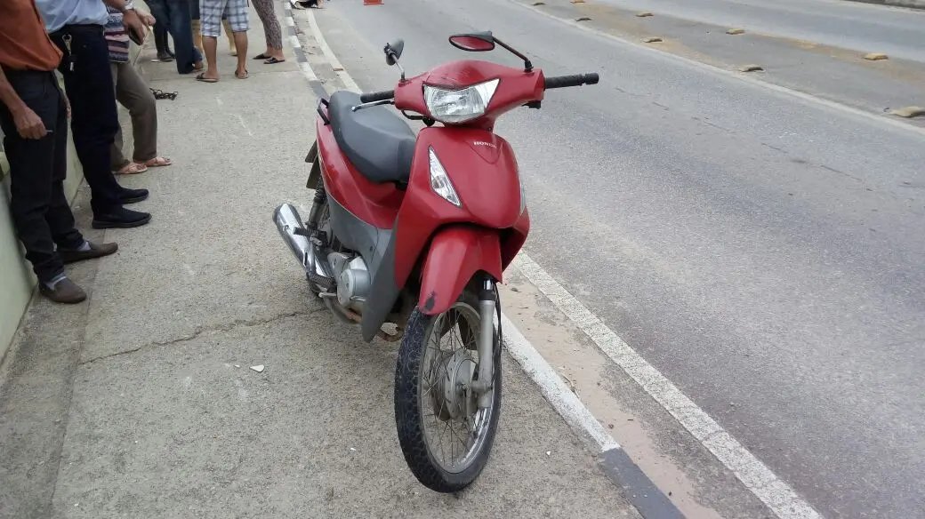 Mulher perde a vida após colidir moto contra muro
