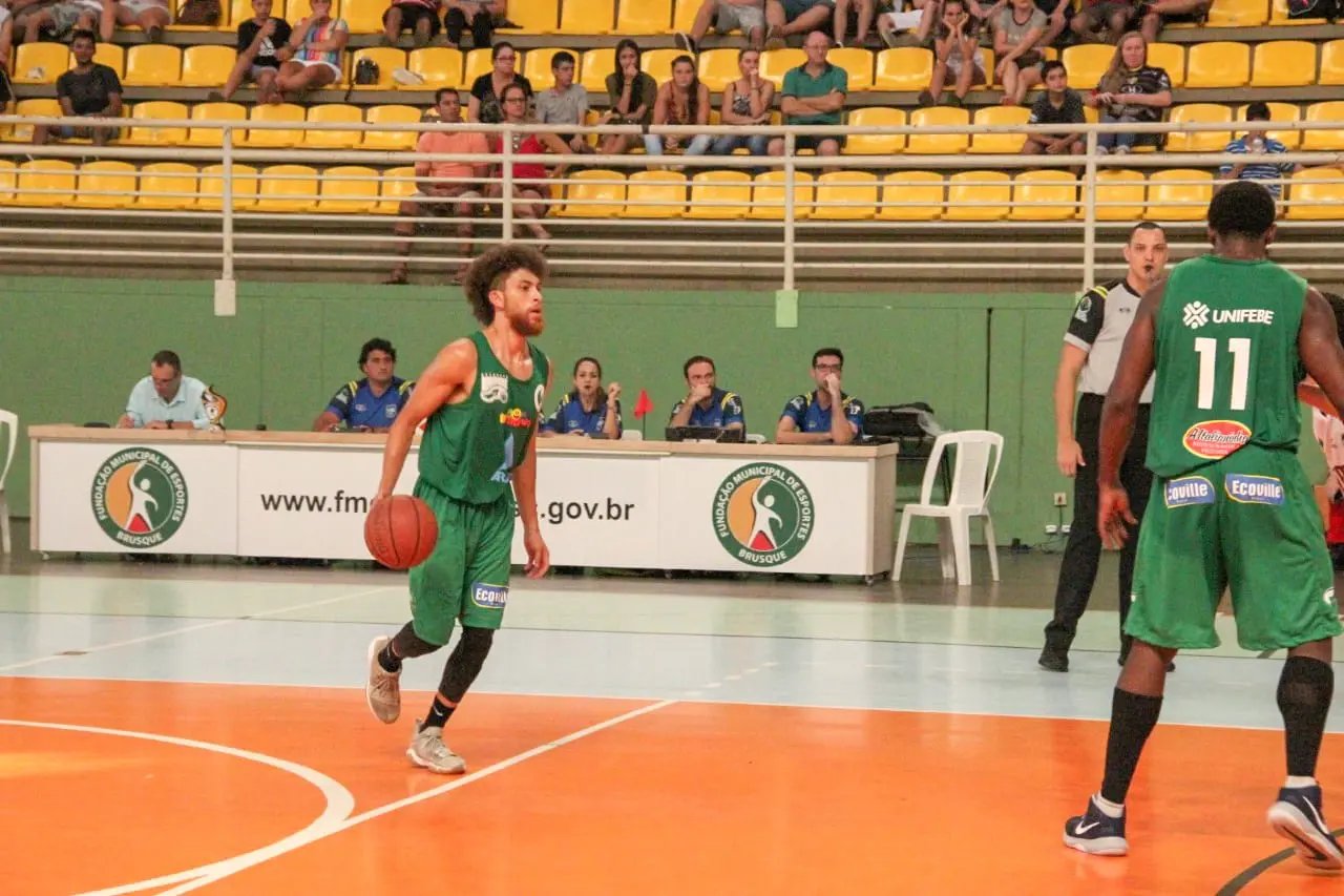 Equipe de basquete se prepara para Campeonato Brasileiro