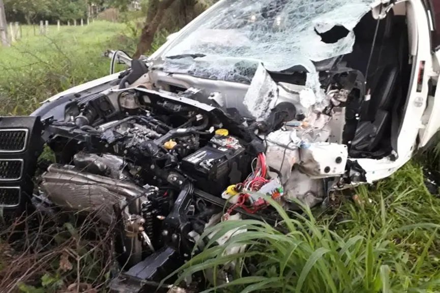 Colis&atilde;o envolve carro e caminh&atilde;o na BR-470 em Gaspar  