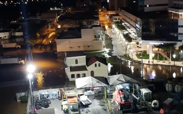 Mar&eacute; alta invade ruas em Itaja&iacute;