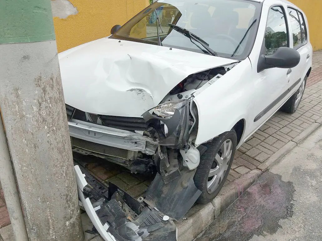 Mulher passa mal e bate carro contra poste