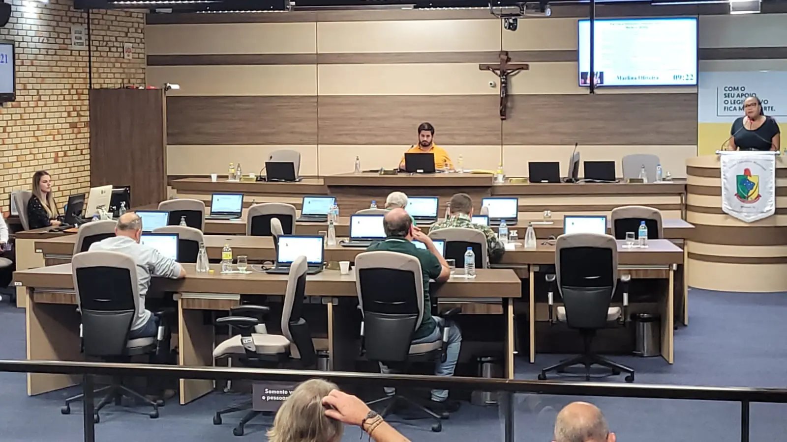 Aus&ecirc;ncia de vereadores em plen&aacute;rio quase impede vota&ccedil;&otilde;es