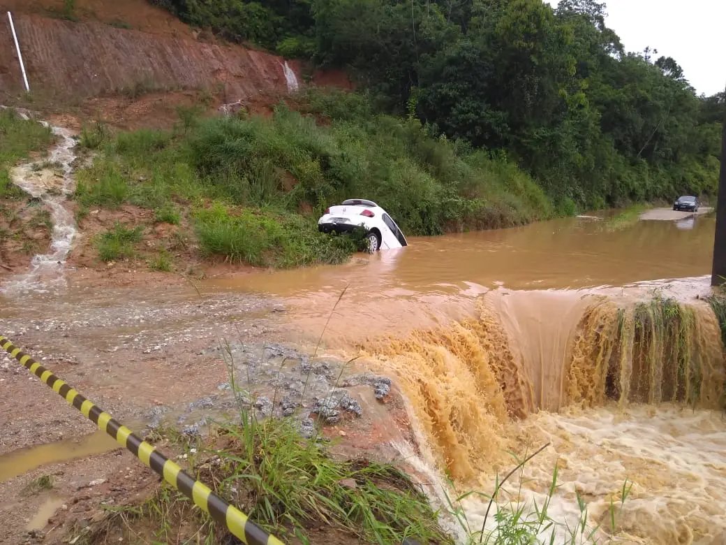 Dois carros ficaram submersos no bairro Limeira