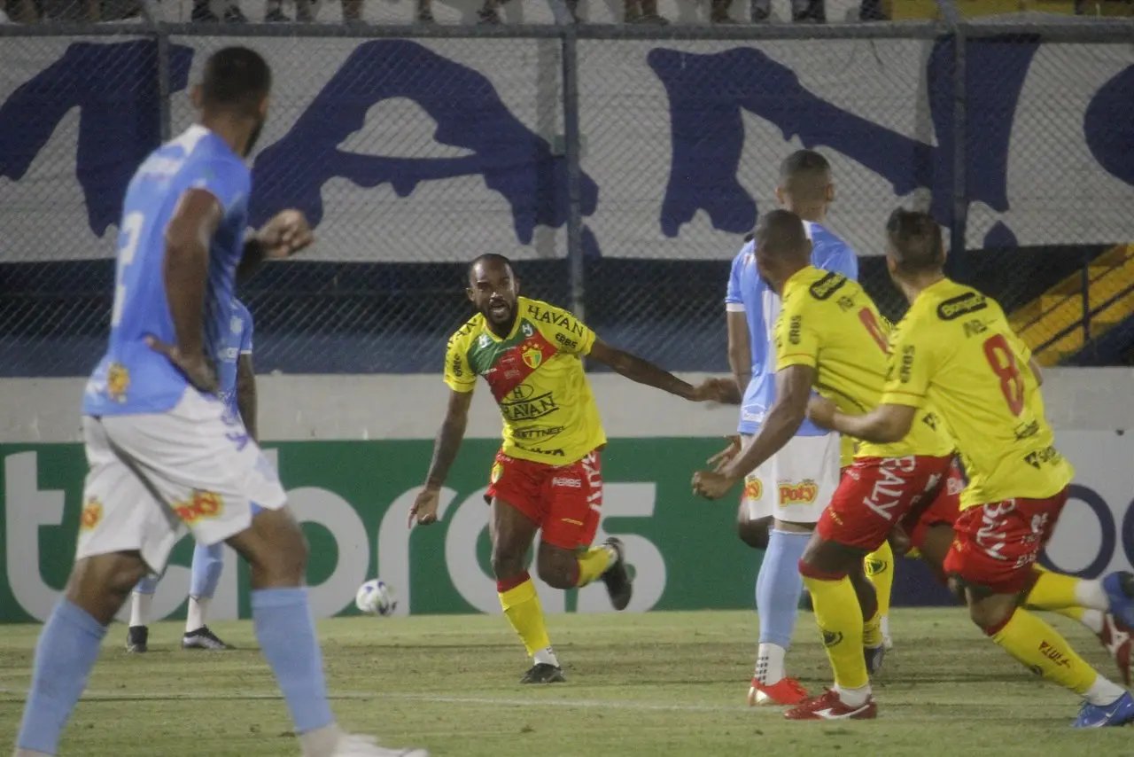 Brusque goleia o Mar&iacute;lia e avan&ccedil;a na Copa do Brasil  