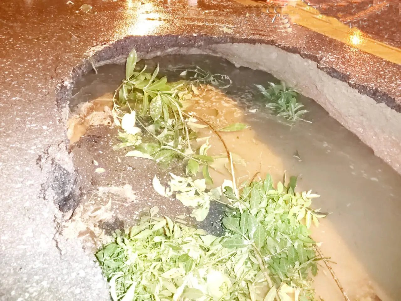 Chuva abre cratera na rua Jo&atilde;o Tormena