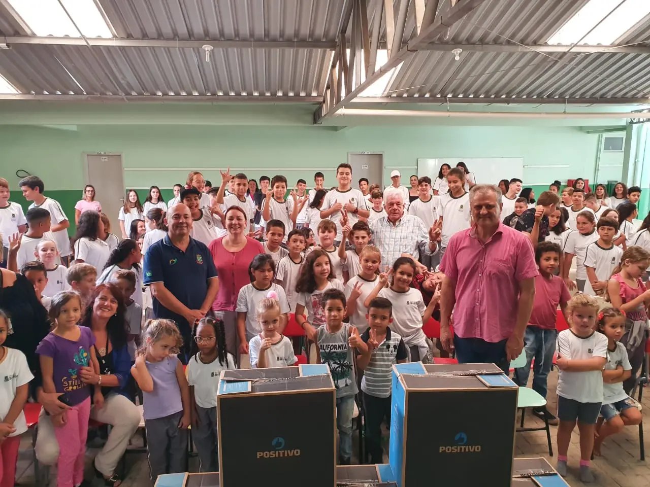 Escolas recebem novos computadores
