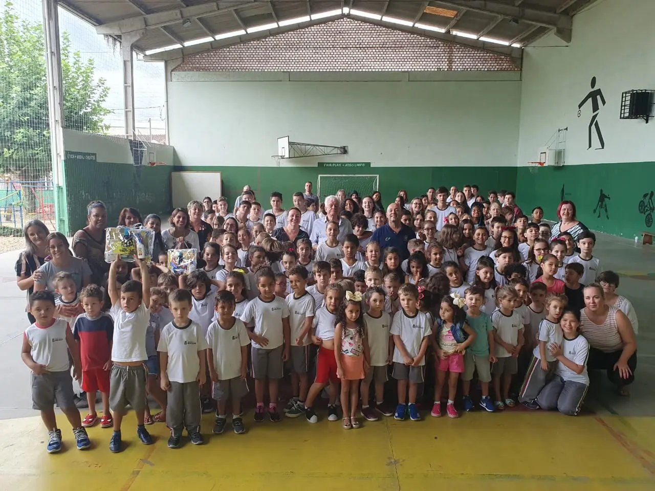 Prefeitura realiza entrega simb&oacute;lica de materiais e uniformes escolares