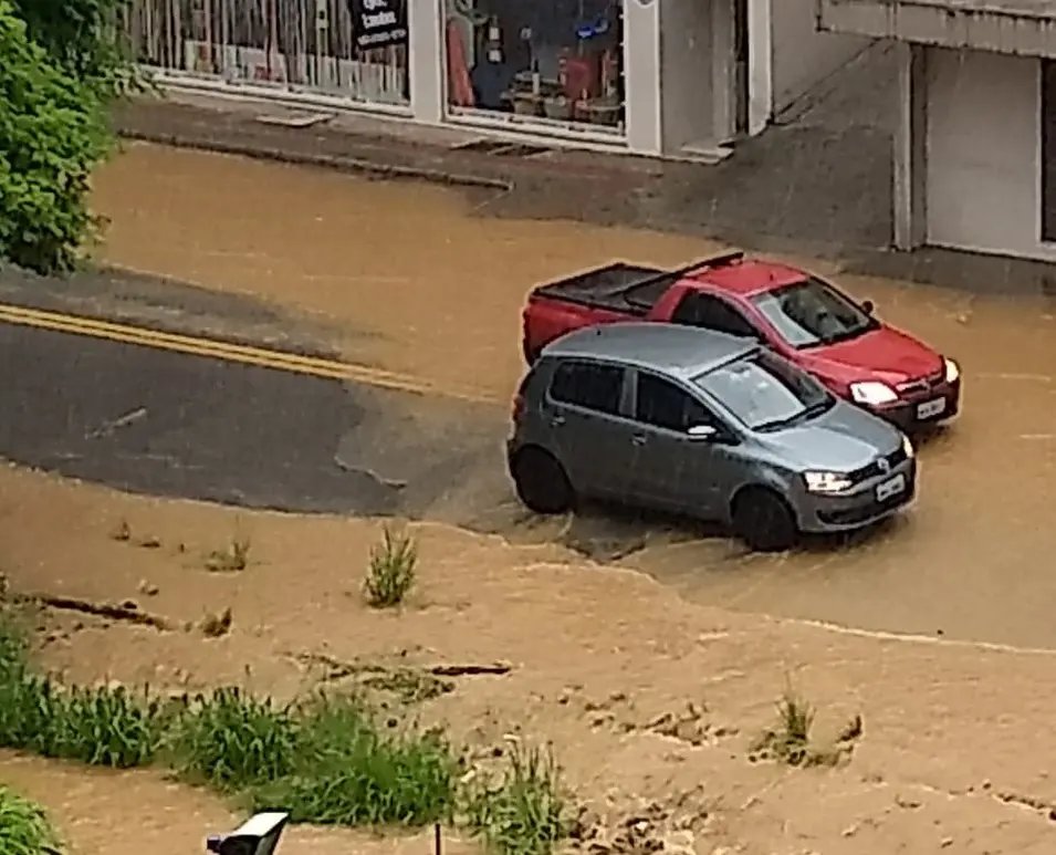 Defesa Civil pede aten&ccedil;&atilde;o dos motoristas em pontos de alagamento