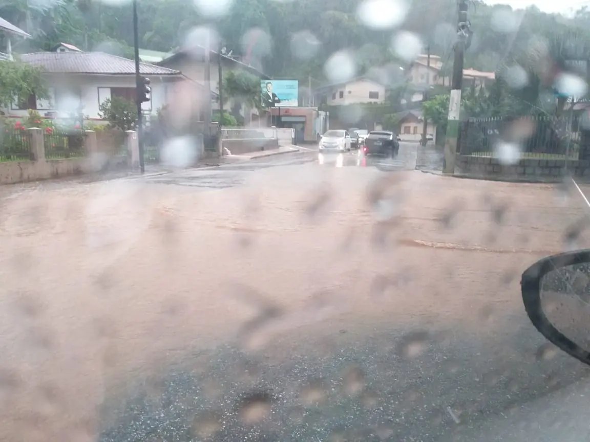 Chuva causa transtornos em v&aacute;rios bairros de Brusque
