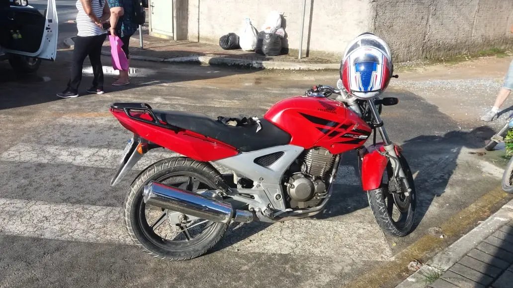 Homem fica ferido em acidente envolvendo moto e carro