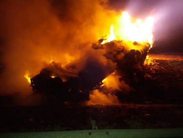 Motorista morre carbonizado entre as ferragens