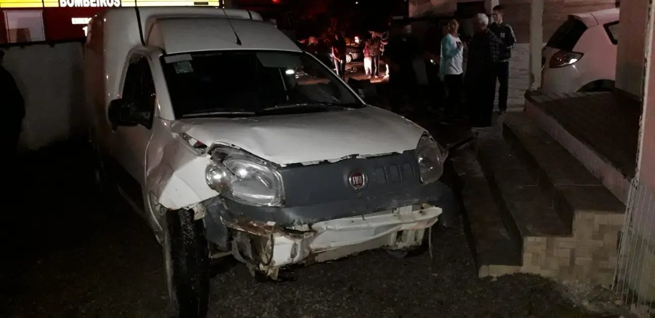 Carro bate contra muro na Rodovia Ivo Silveira