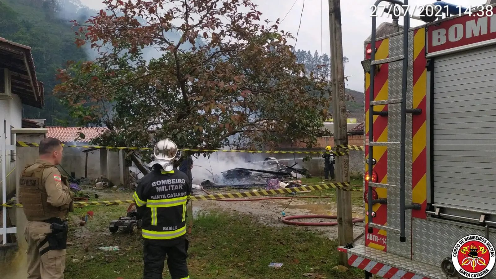 Inc&ecirc;ndio atinge resid&ecirc;ncia no bairro Cedro Grande, em Brusque 