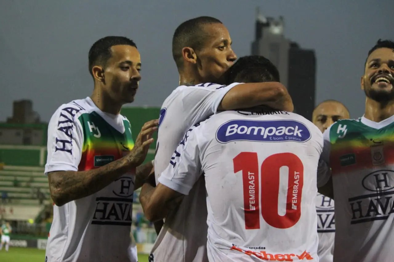 Brusque vence a Chapecoense e assume lideran&ccedil;a do campeonato