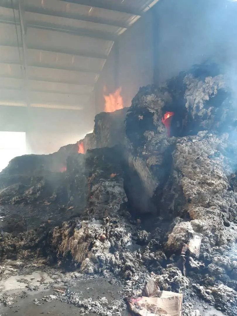Inc&ecirc;ndio de grandes propor&ccedil;&otilde;es atinge galp&atilde;o em Botuver&aacute;