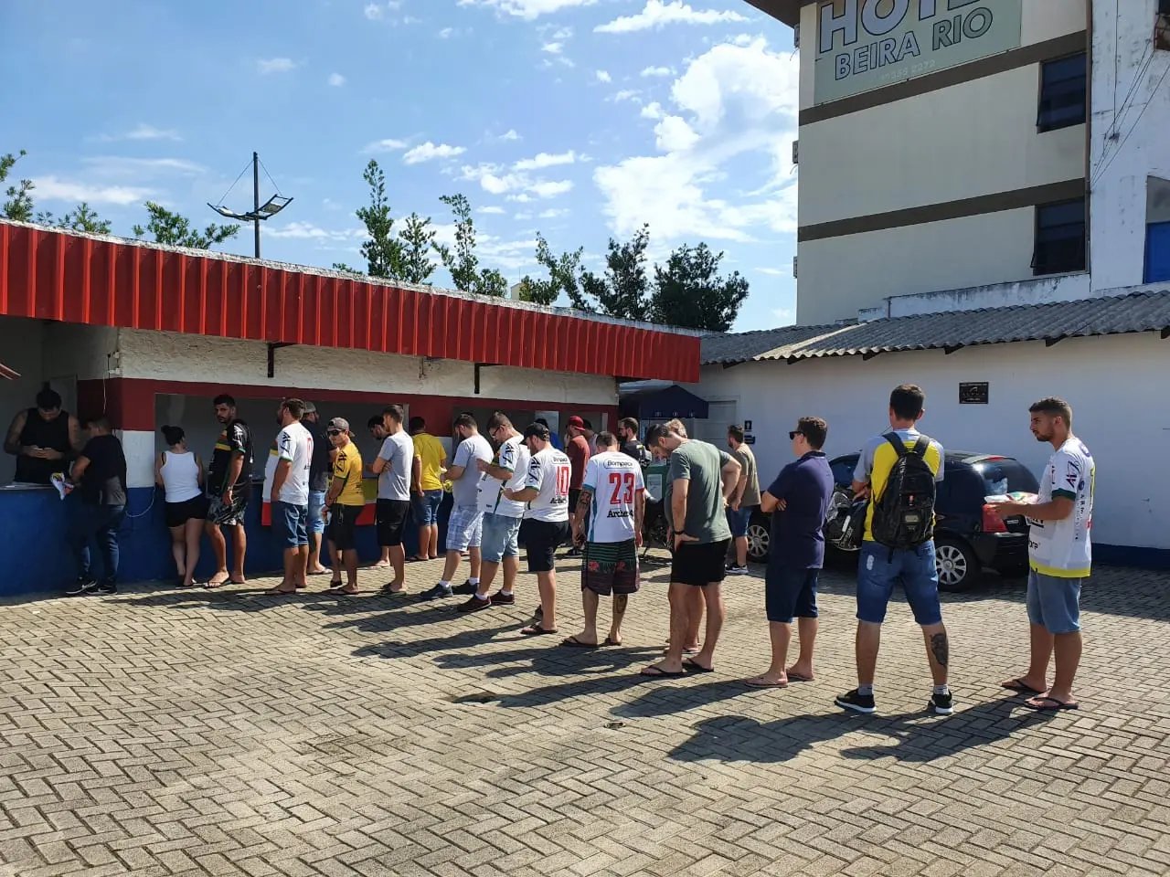 S&oacute;cios-torcedores do Brusque FC retiram novas camisetas e pulseiras