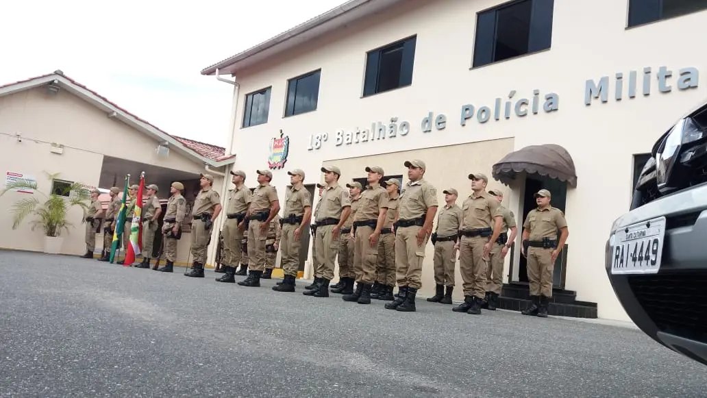 Entrega de equipamentos, reconhecimentos e promo&ccedil;&otilde;es marcam cerim&ocirc;nia no 18&ordm; BPM