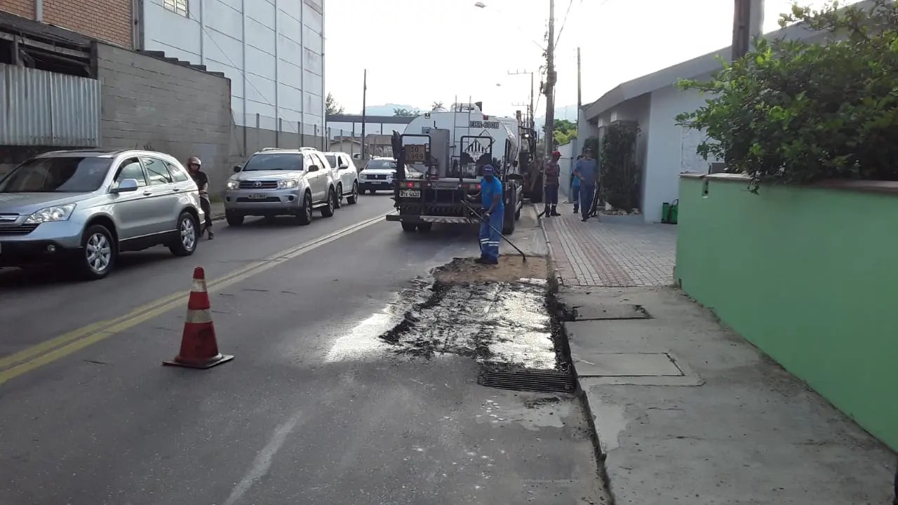 Secretaria de Obras realiza opera&ccedil;&atilde;o tapa-buracos no Limoeiro