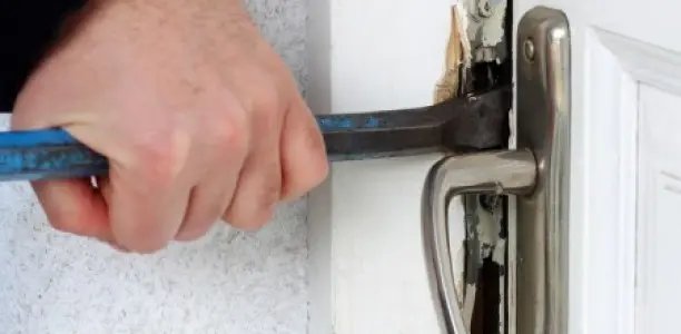 Ladrões deixam prejuízo em arrombamento a residência