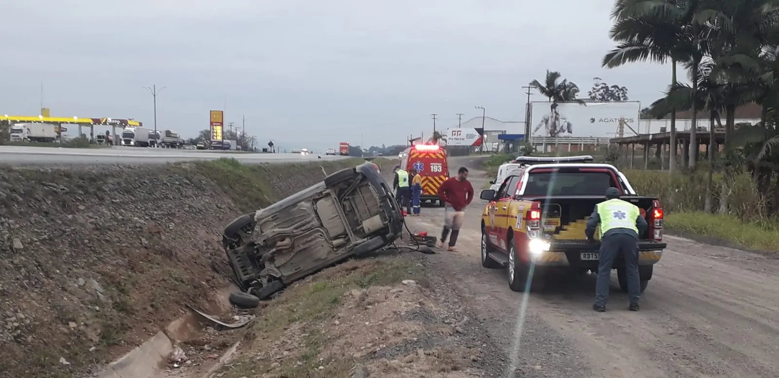 Carro com cinco pessoas bate em caminh&atilde;o e capota na rodovia