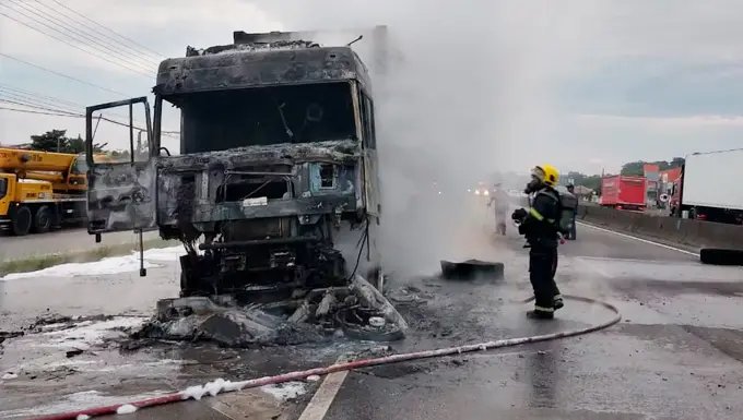 Caminh&atilde;o acerta moto e pega fogo na rodovia