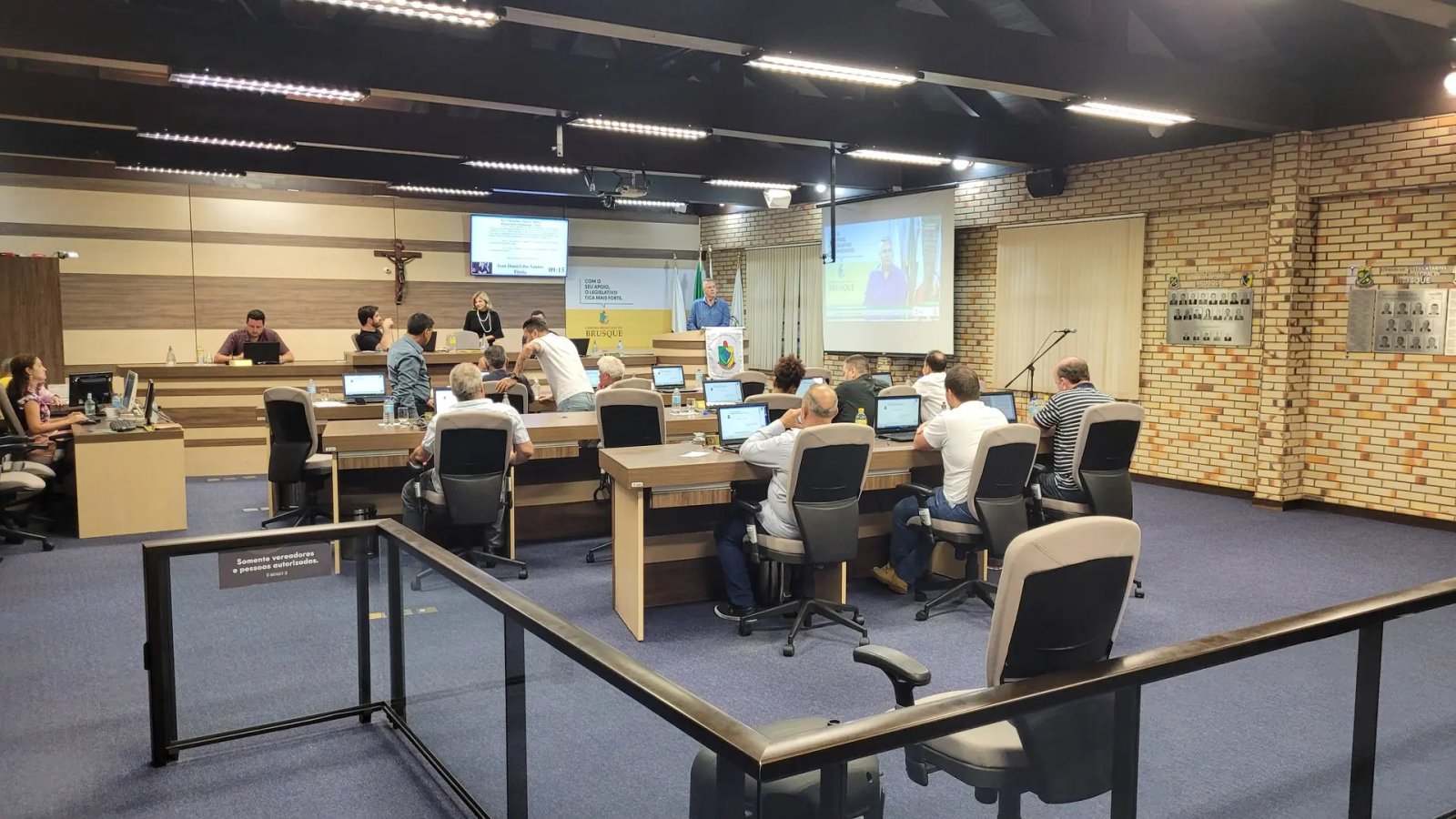 Indeniza&ccedil;&atilde;o de R$ 150 mil divide vereadores e obriga voto de desempate
