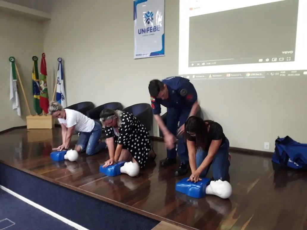 Secretaria da Educa&ccedil;&atilde;o realiza forma&ccedil;&atilde;o sobre primeiros socorros com apoio do Samu e do Corpo de Bombeiros
