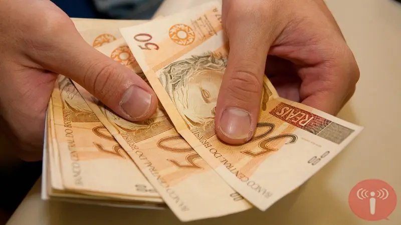 Andarilho ganha pacote de pão com R$ 17 mil