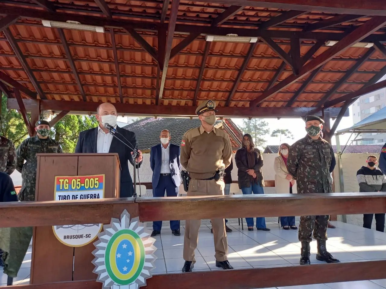 Prefeito Ari Vequi participa da cerim&ocirc;nia de entrega da boina aos atiradores