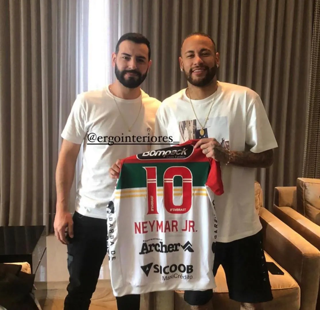 Brusquense presenteia Neymar com camisa do Brusc&atilde;o 