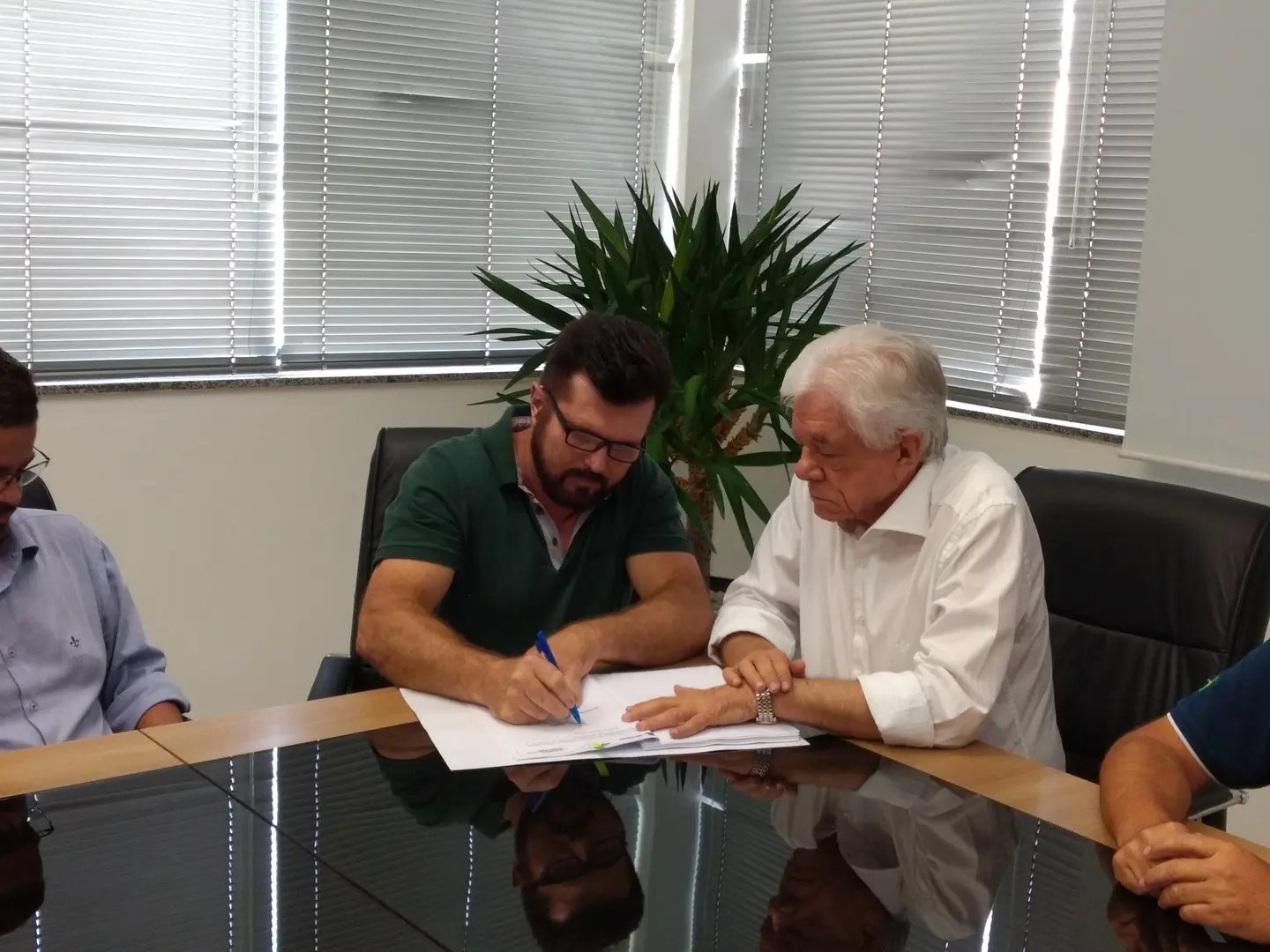 Prefeitura assina renova&ccedil;&atilde;o do termo de colabora&ccedil;&atilde;o com o Lar Sagrada Fam&iacute;lia