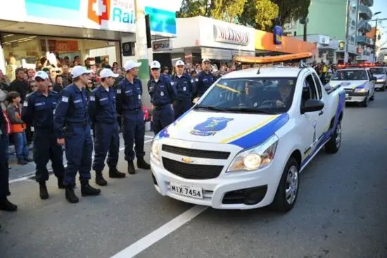 PEC disciplina carreira de agente de trânsito