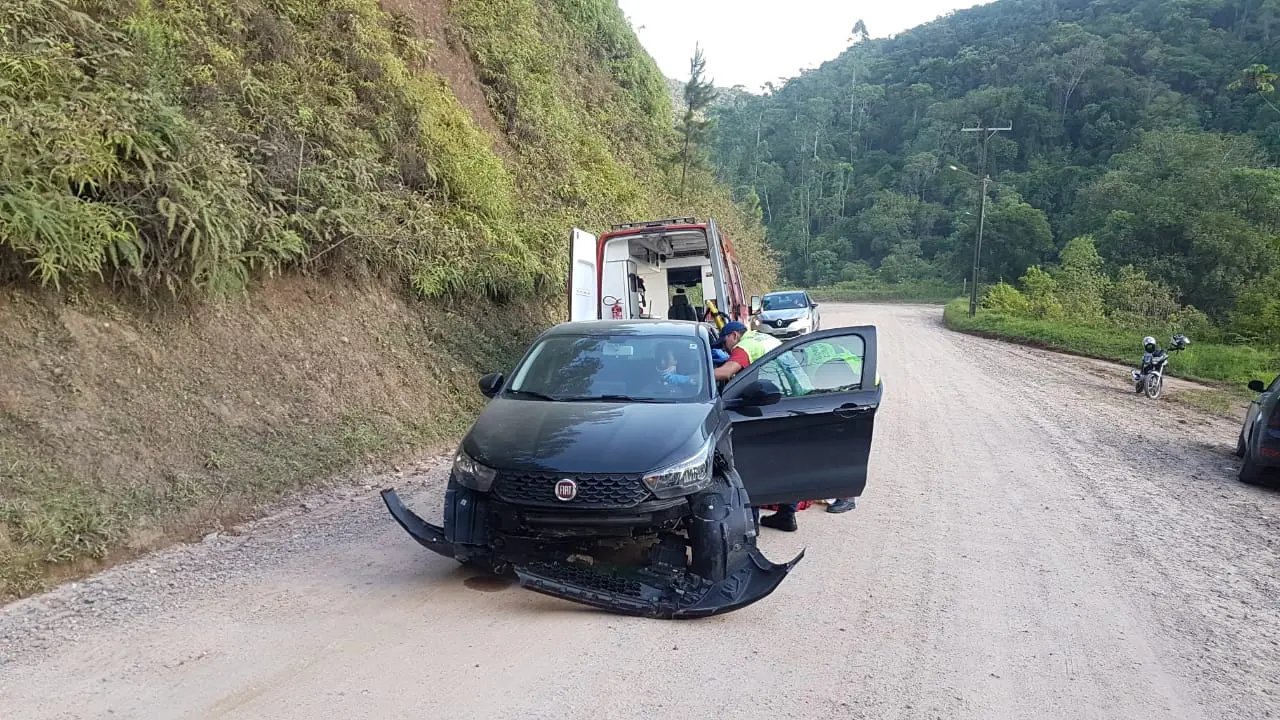 Mulher se fere ao bater de carro contra o barranco