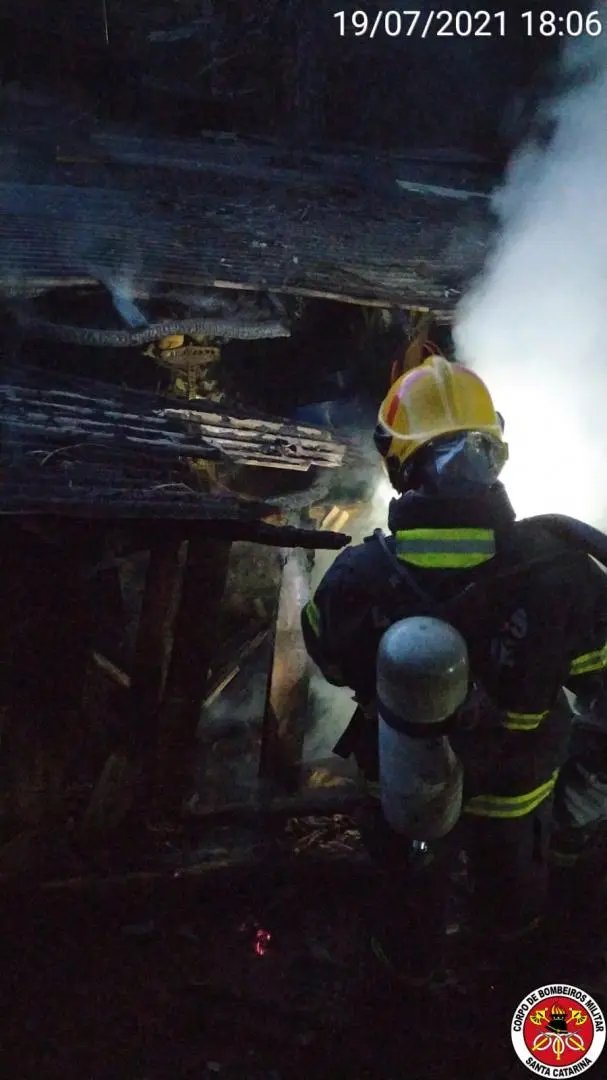 Fogo atinge galp&atilde;o no bairro Ponta Russa