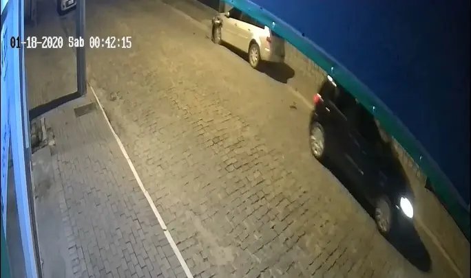 V&iacute;deo: Motorista pede ajuda na identifica&ccedil;&atilde;o de carro que colidiu em seu ve&iacute;culo estacionado