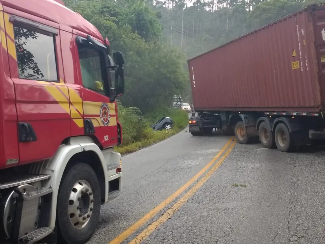 Colis&atilde;o envolvendo carro e caminh&atilde;o deixa homem ferido