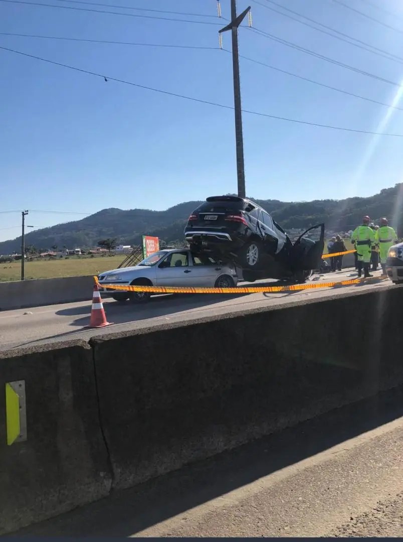 (V&iacute;deo) Acidente com quatro ve&iacute;culos deixa v&iacute;timas na rodovia
