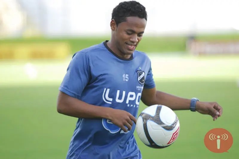 Elielton é oficializado como reforço para 2014