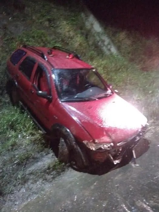 Homem fica ferido ap&oacute;s carro bater em barranco, em S&atilde;o Jo&atilde;o Batista