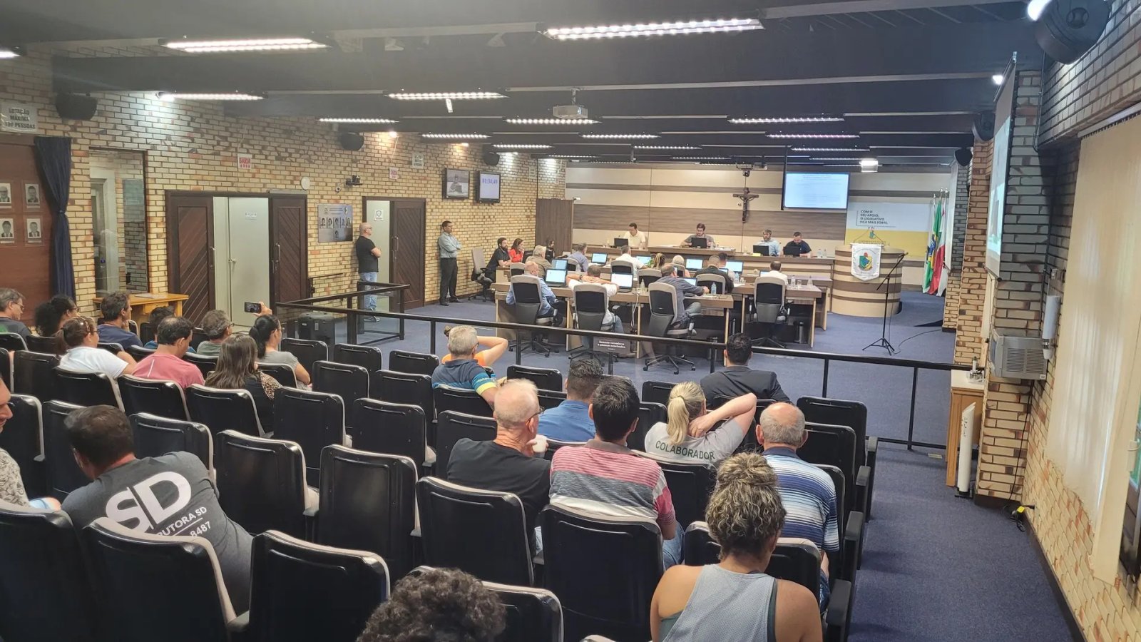 Tens&atilde;o marca primeira sess&atilde;o ordin&aacute;ria da C&acirc;mara 