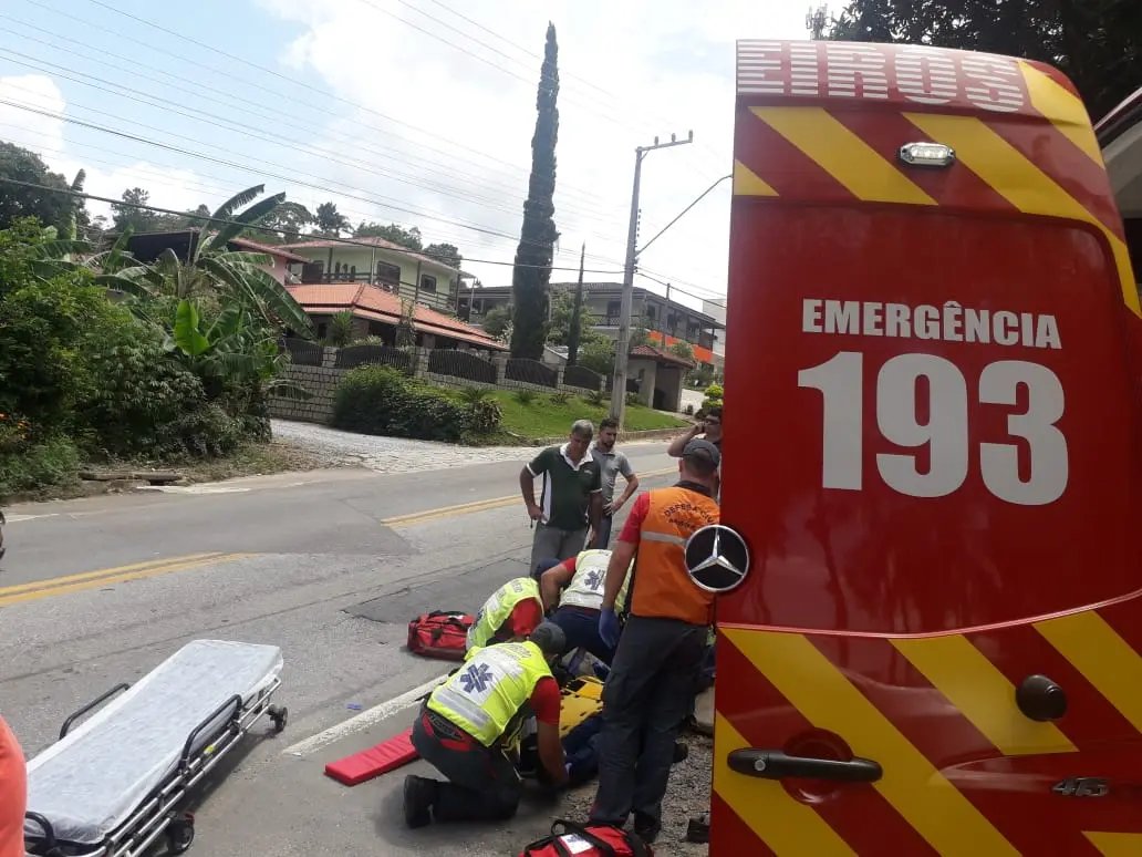 Colis&atilde;o deixa motociclista ferido entre Brusque e Botuver&aacute;